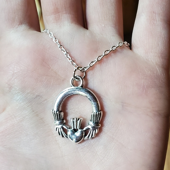 NWOT Silver Celtic Claddagh Necklace - Picture 8 of 13